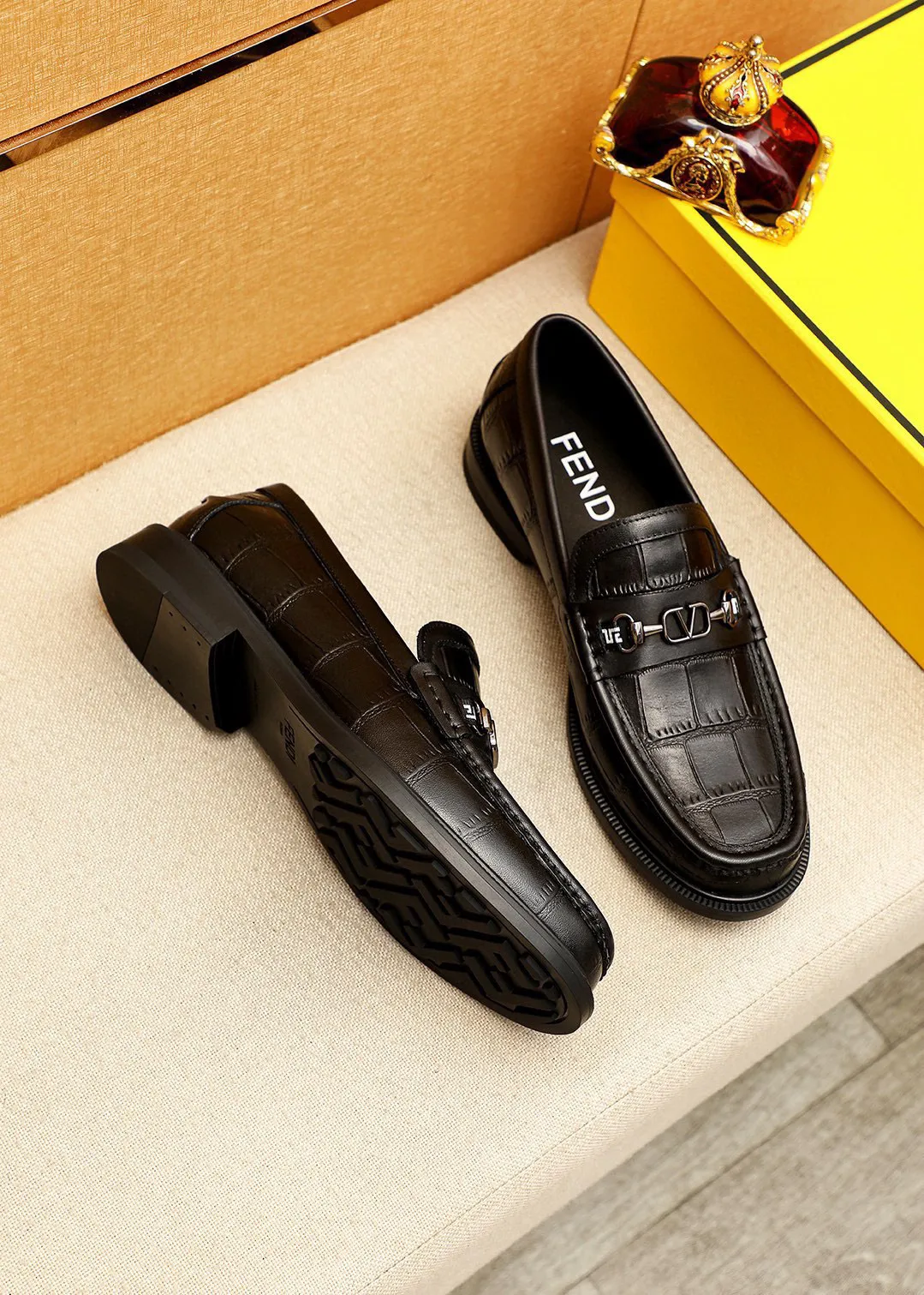 Men's shoes 💰460 💐 Product trademark: FENDI [Fendi] casual leather shoes Regular size: 38-44 (45🉑️customized) Product materials: Selected imported first-layer calfskin embossed upper + luxury hardware buckle, imported cow 🐂 lining. Strong three-dimensional visual effect, rubber outsole Color: 1⃣️color optional
